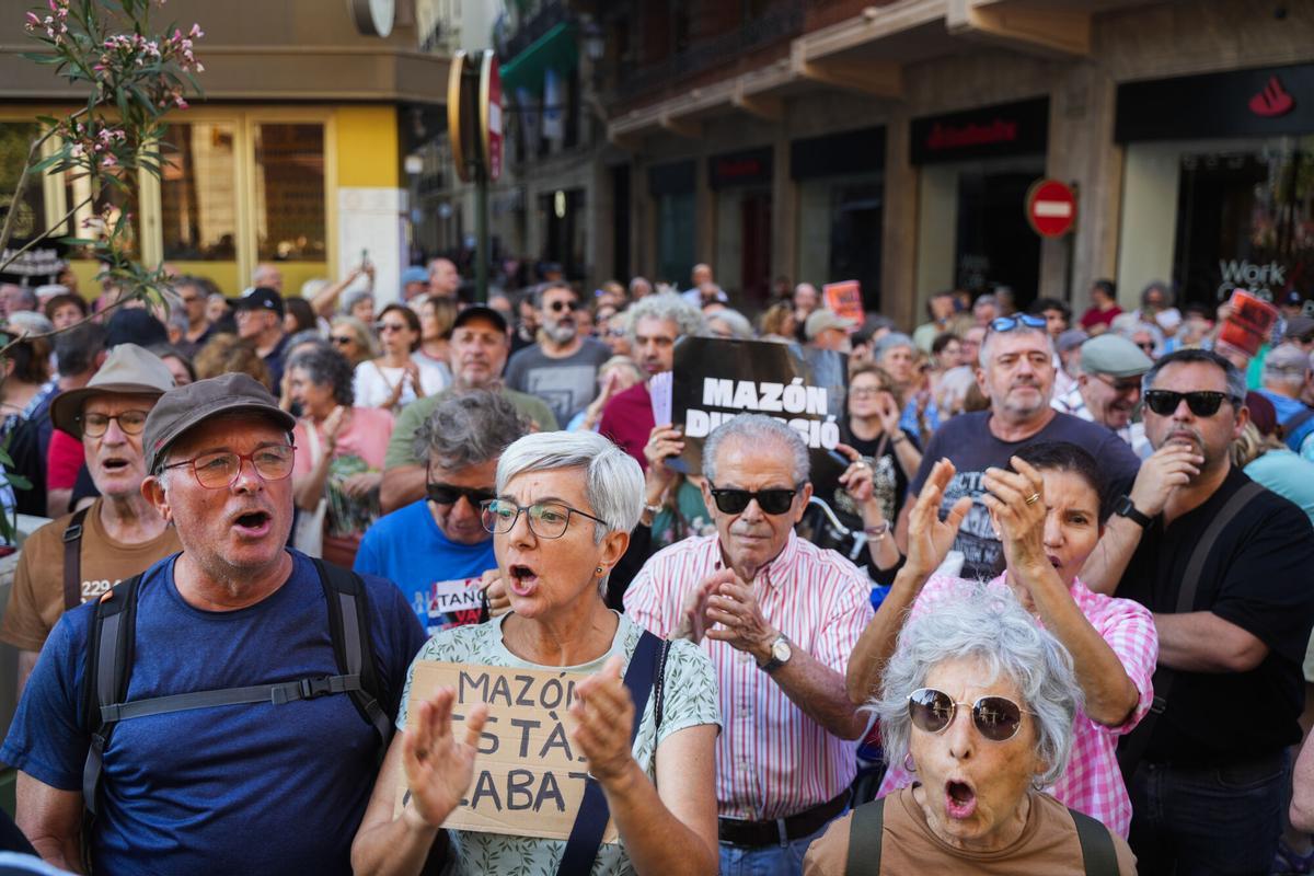 Decenas de personas durante una manifestación para pedir la dimisión de Mazón