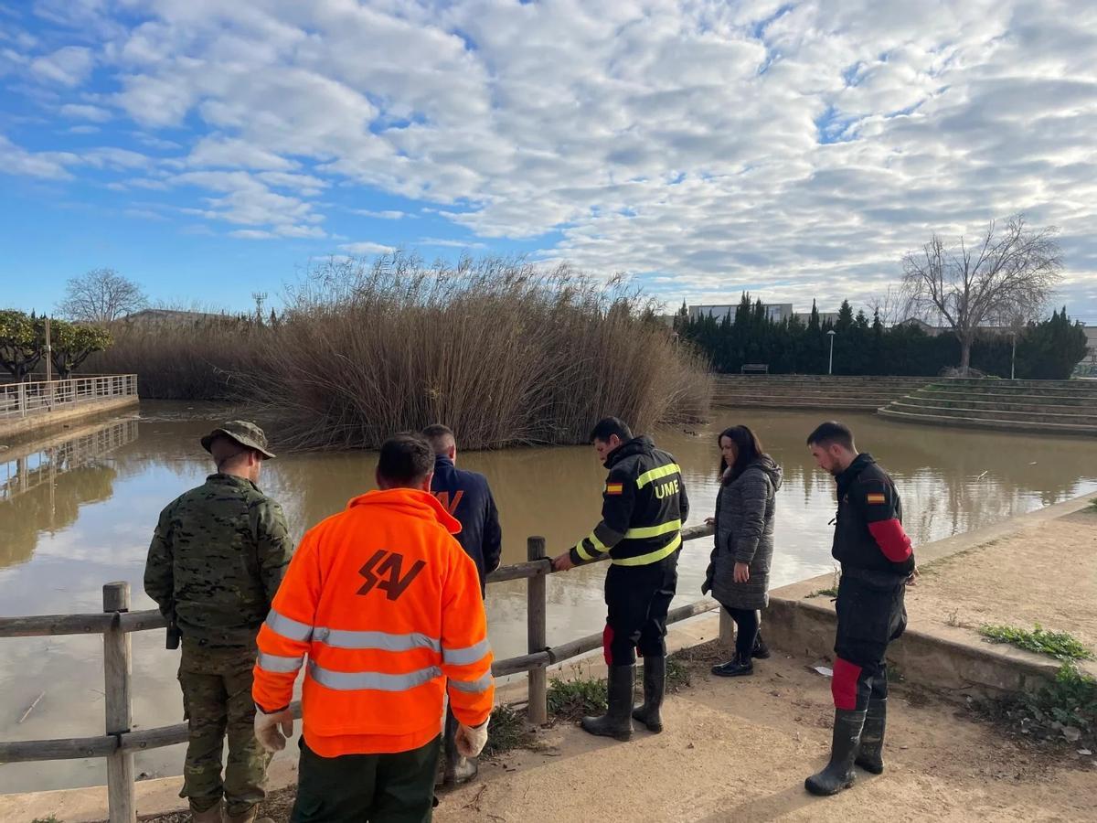 La alcaldesa junto a la UME y el Ejercito de Tierra supervisan el inicio de los trabajos de limpieza del a lago de Les Barraques.