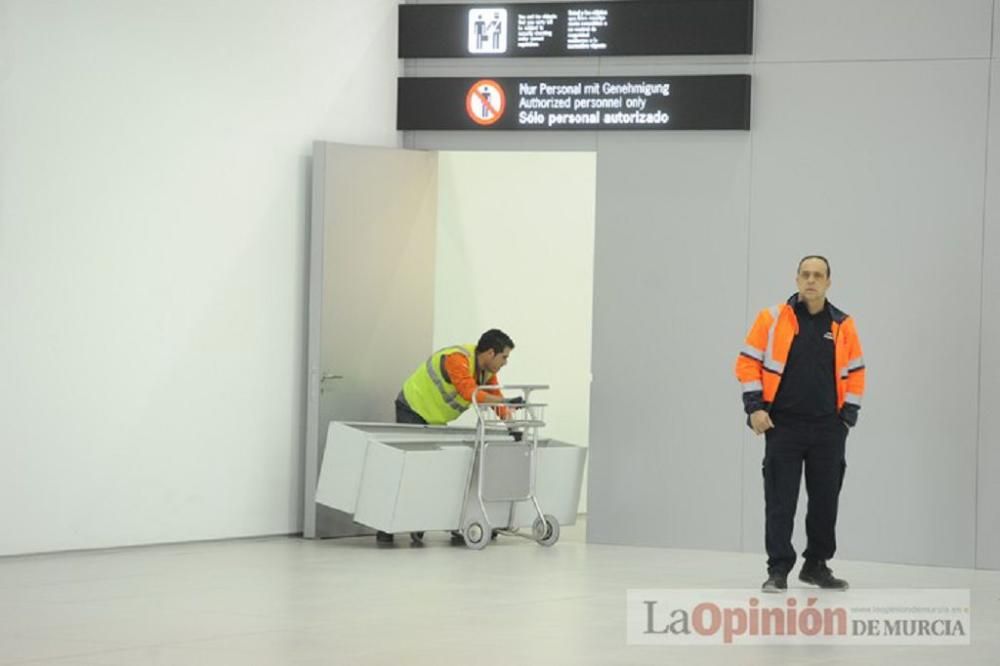 El delegado del Gobierno visita el aeropuerto de Corvera