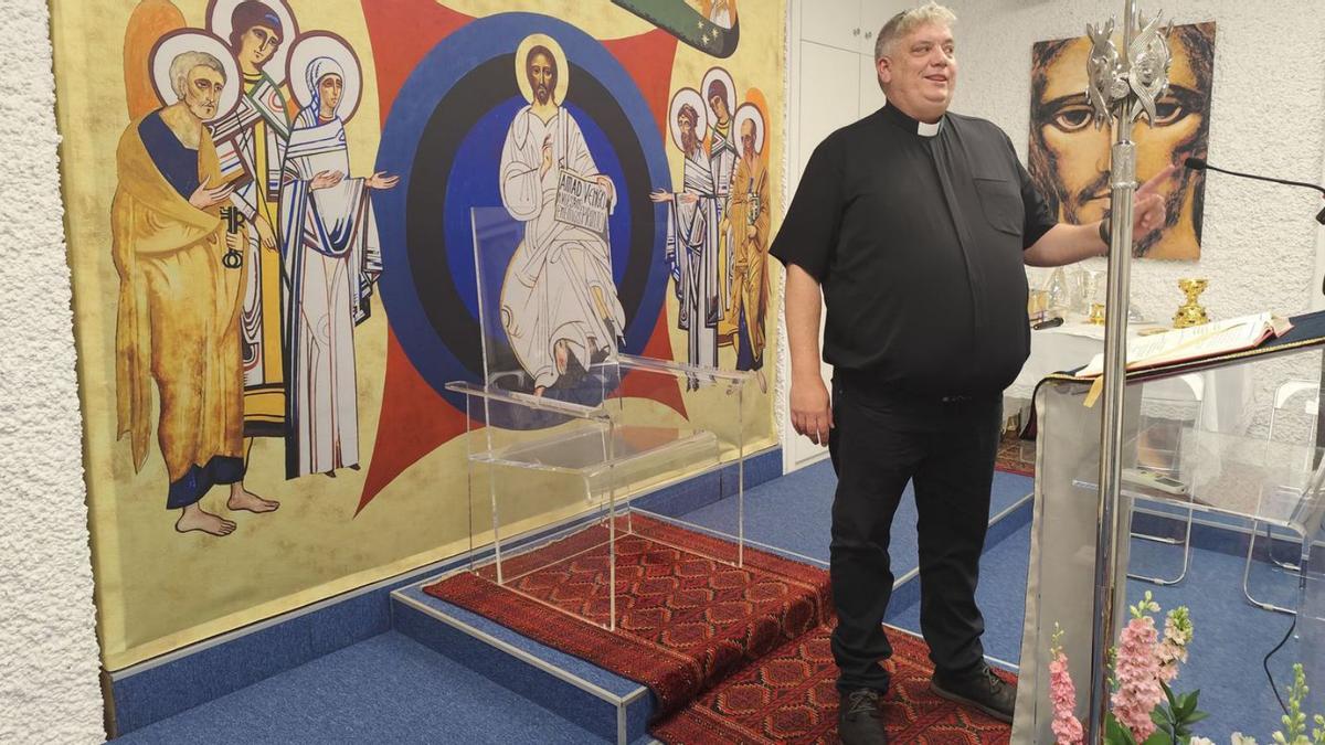 Santiago Villarino, en el salón parroquial de Cristo Rey, en la tarde de ayer, tras elegirse el nuevo papa. | J. N.