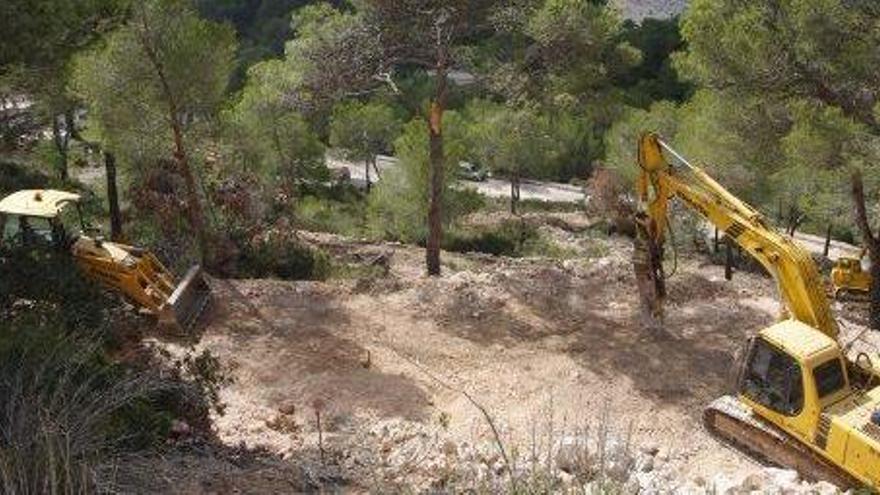 Obras de desmonte en octubre de 2009 en la zona de Benirràs, que fueron paralizadas por el Consell y el Ayuntamiento.