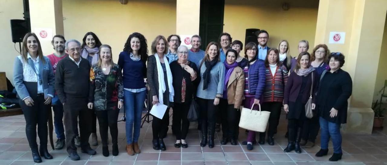 Políticos y profesores del centro durante el acto de este jueves.