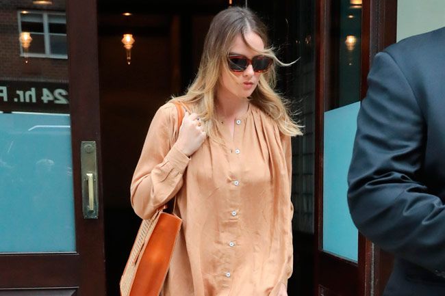 Margot Robbie con vestido camisero y bolso de Loewe