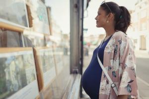 Una mujer observa el escaparate de una inmobiliaria.