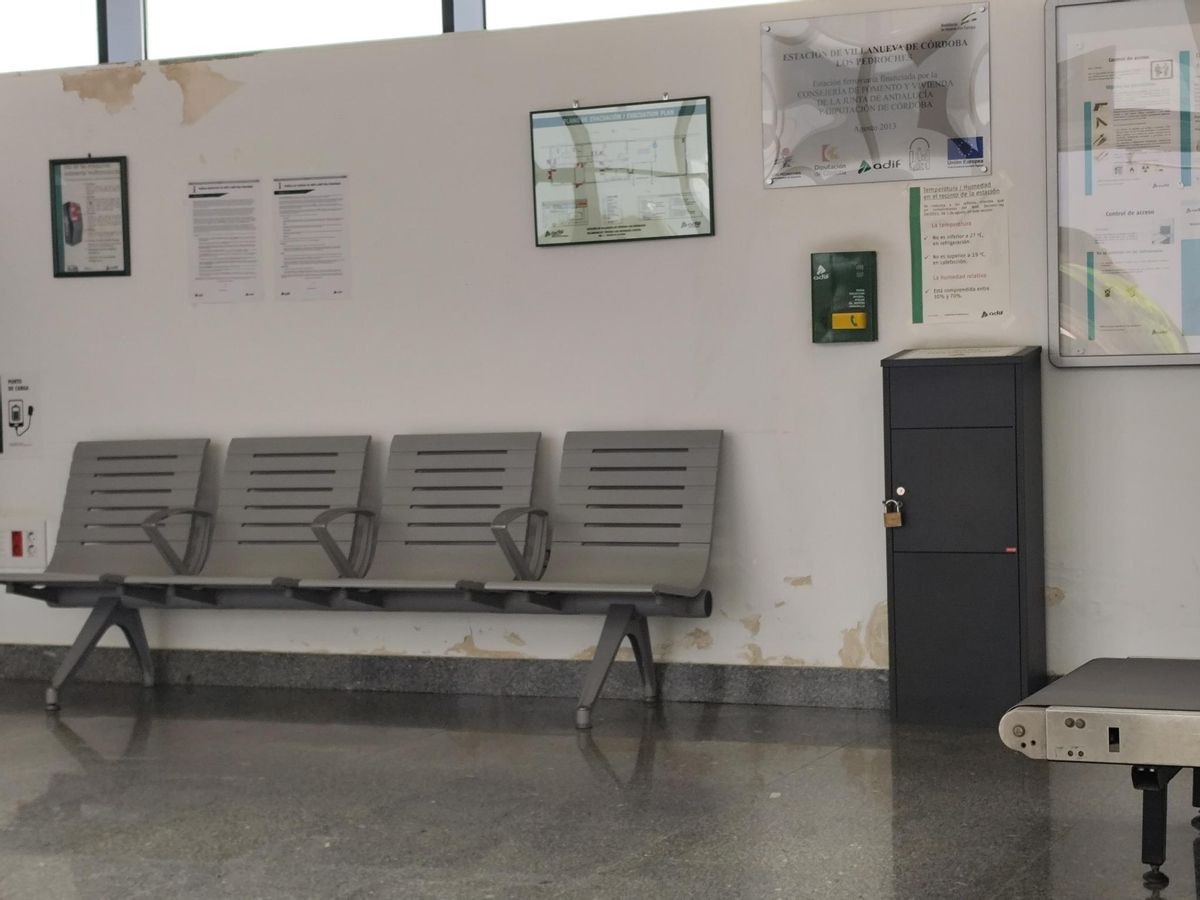 Estado que presenta la sala de espera, en la que tampoco funciona el aire acondicionado.