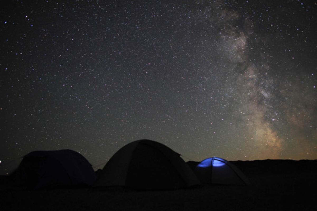 Tendes de campanya sota el cel nocturn a l’estepa de la província de Dundgovi (Mongòlia).