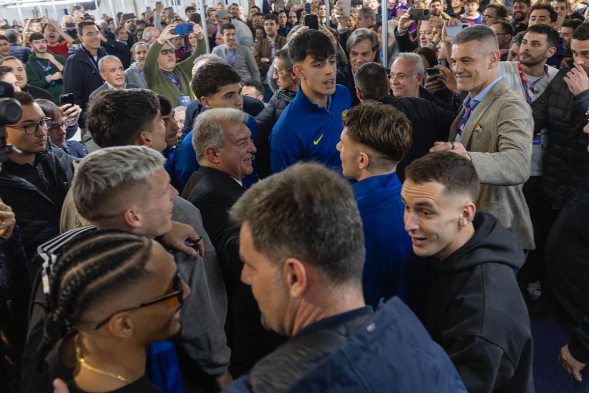 ¡Hansi Flick y los jugadores ejercen su derecho a voto junto a Joan Laporta! ¡Hansi Flick y los jugadores ejercen su derecho a voto junto a Joan Laporta!