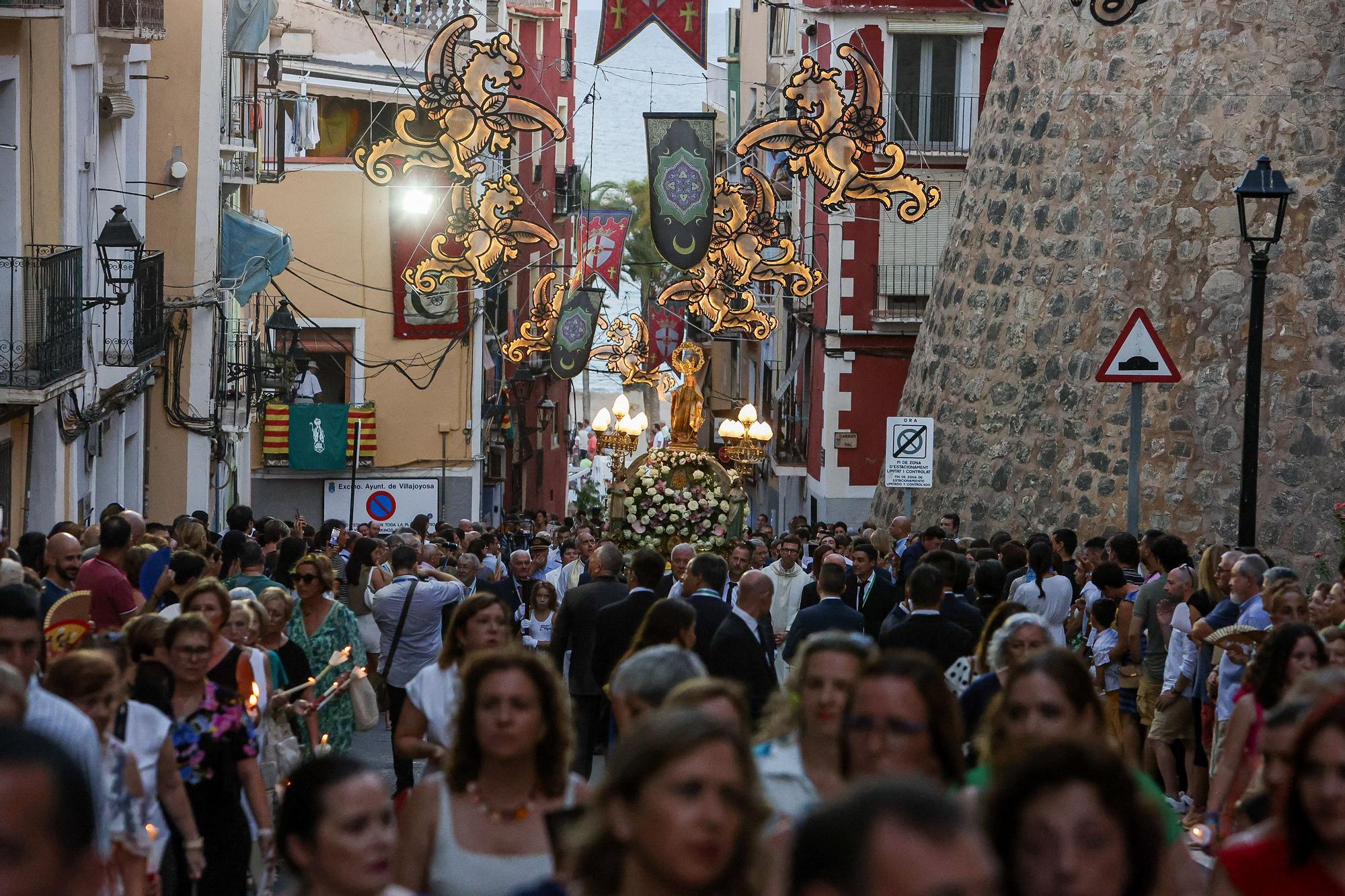 Procesión en honor a Santa María por las calles de la Vila Joiosa