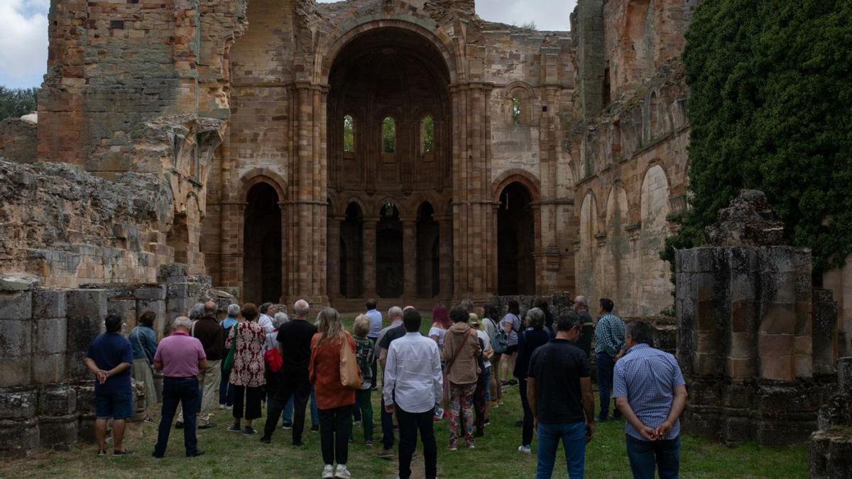 Un grupo de visitantes en el Monasterio de Santa María de Moreruela.