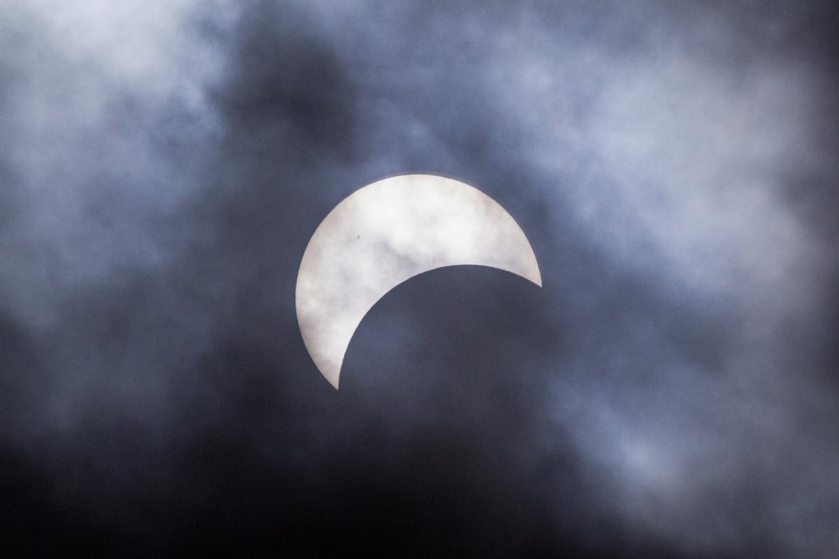 USA3819. CATARATAS DEL NIÁGARA (CANADÁ), 08/04/2024.- Fotografía de un eclipse solar parcial este lunes desde la zona de las Cataratas del Niágara en Canadá. EFE/Julio César Rivas