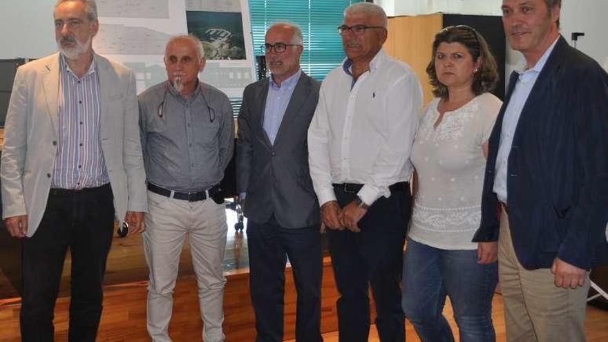 José Manuel Cores (izq.), José Juan Durán (tercero por la izq.) y Agustín Reguera, ayer, con los representantes de las cofradías. // FdV