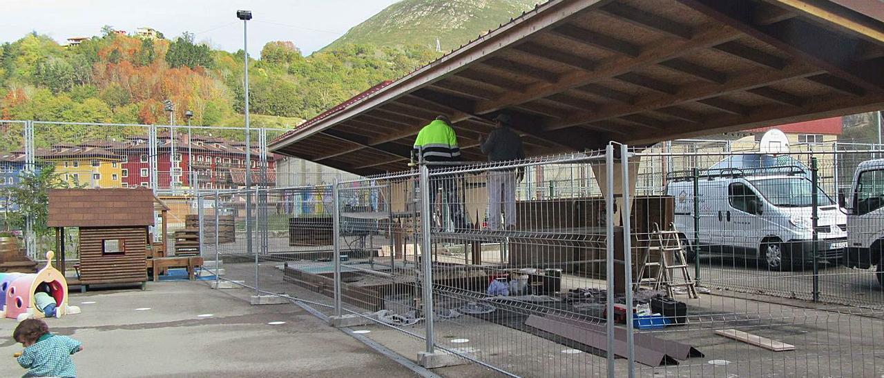 Finalizan las obras de la cubierta de la escuela infantil de Cangas  | J. M. CARBAJAL