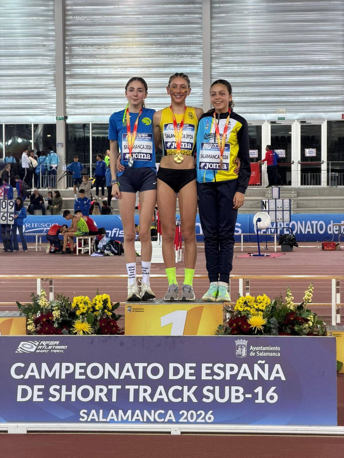 Adriana Solanes Valero, en el centro, en lo más alto del podio nacional cadete