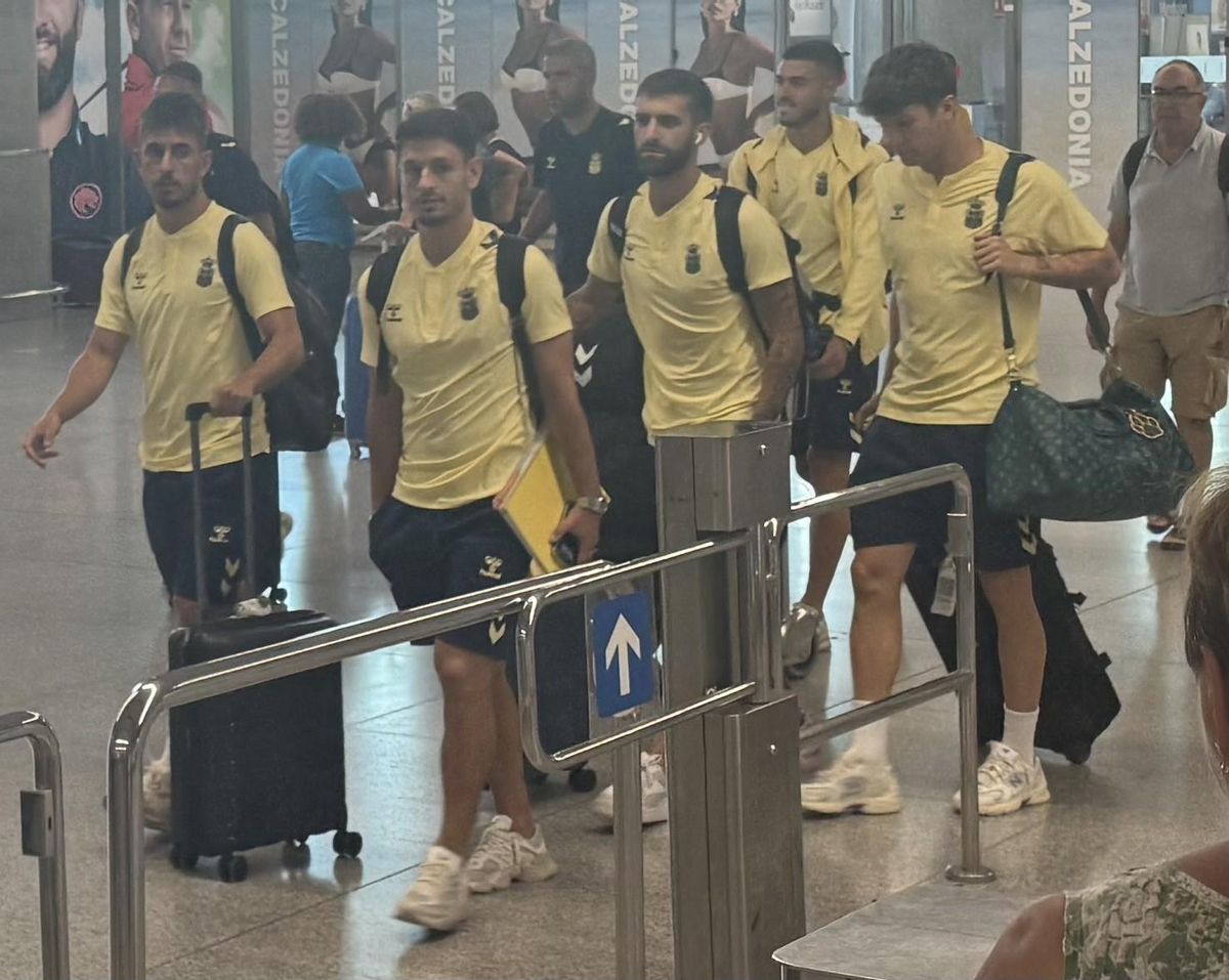 Fuster, Gil, Pejiño, Killane y Marc Cardona, en el Aeropuerto de Málaga.