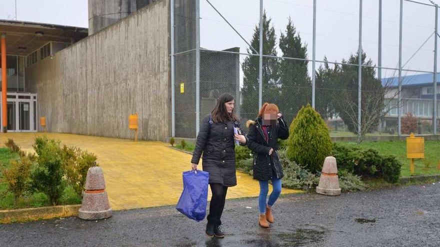 Rosario Rodríguez y su hija, saliendo el sábado de la prisión de A Lama tras la visita. // G. Santos