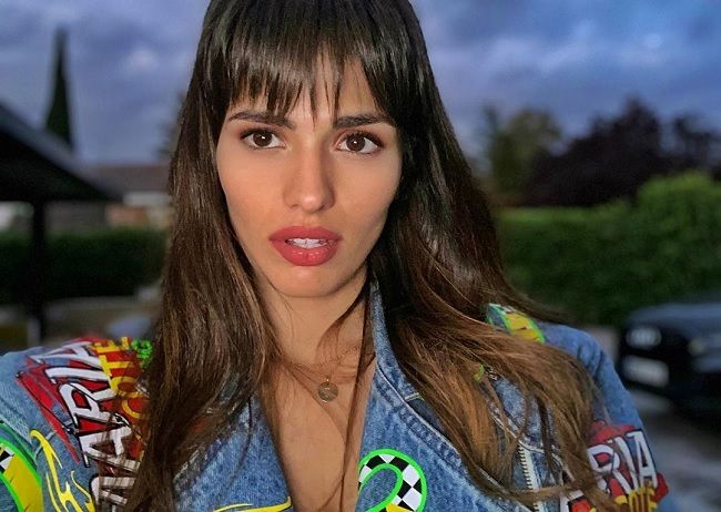 Sara Sálamo con look denim de María Escoté y maquillaje de Dior