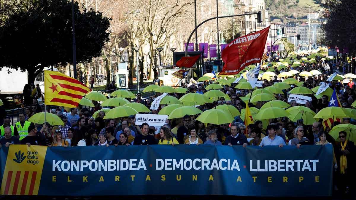 Miles de personas se manifiestan en San Sebastián en apoyo de los líderes independentistas presos.