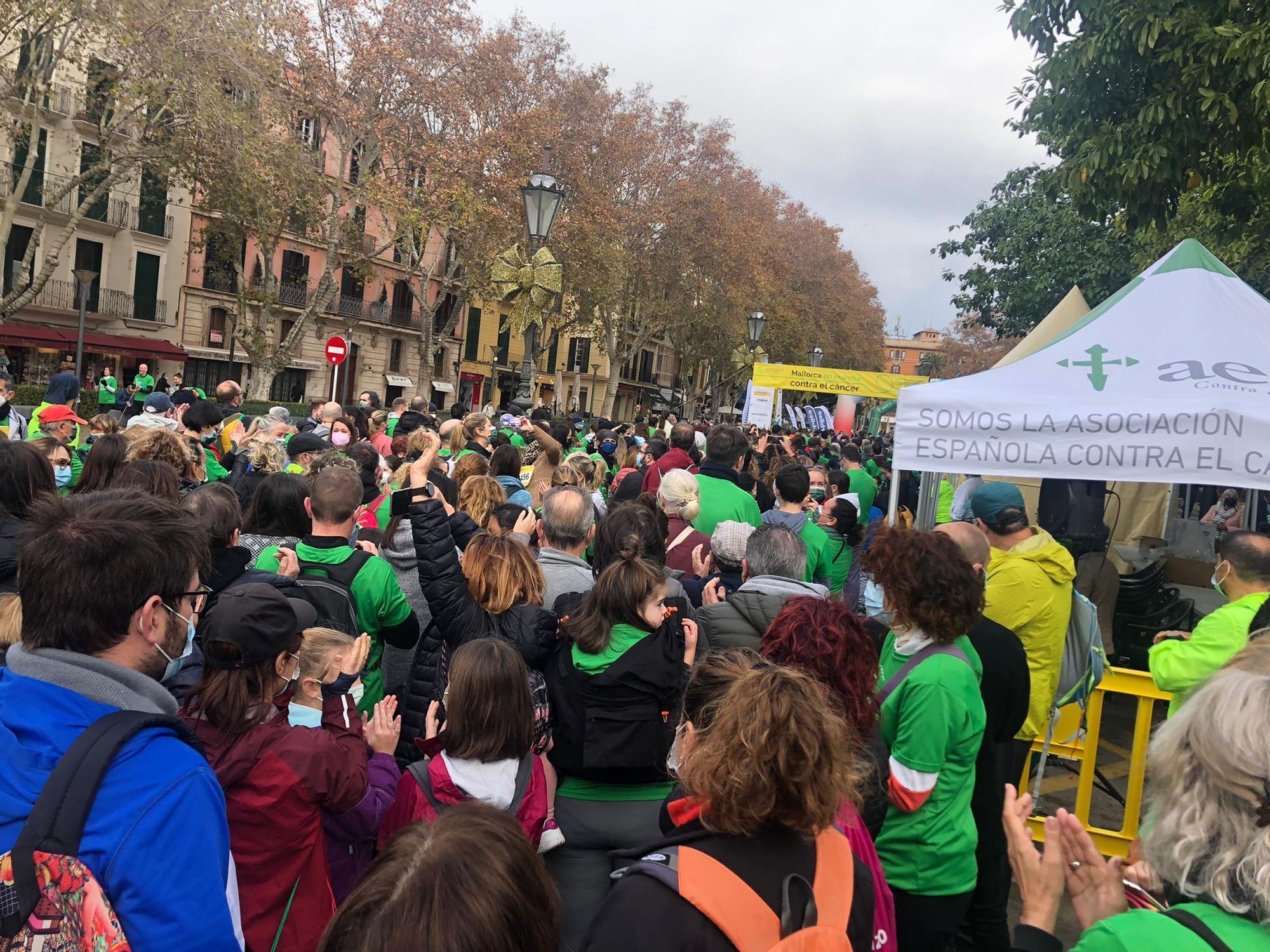 Miles de personas participan en la carrera y marcha contra el cáncer en Palma