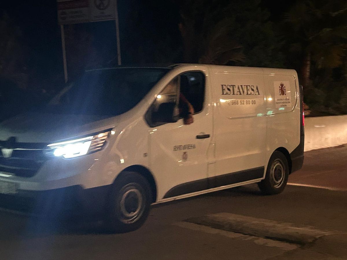 El furgón sale del camping con los restos mortales de la mujer.