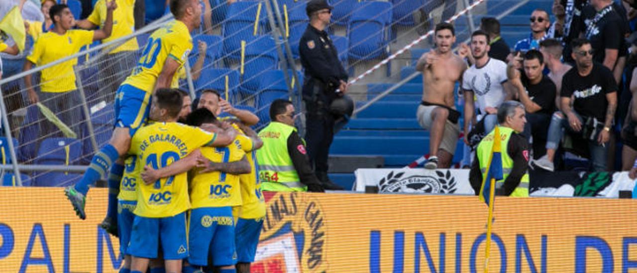 Juan Cala festeja con sus compañeros el tanto de Araujo al Tenerife.