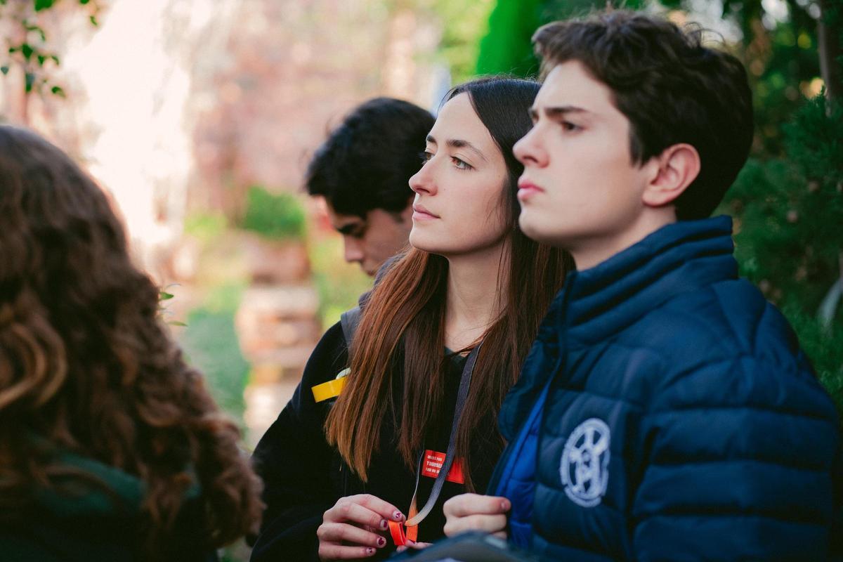 El joven director y parte del equipo.