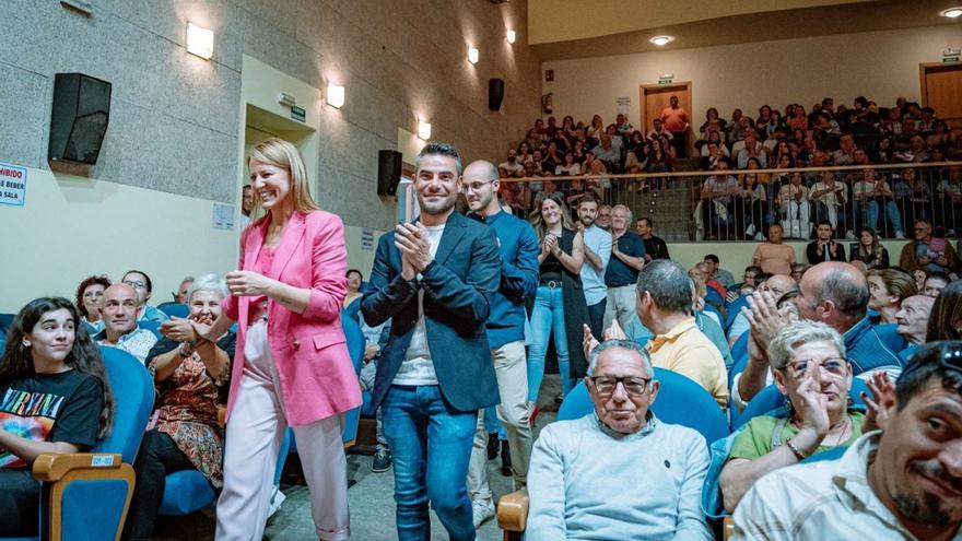 La alcaldesa, Loli Castiñeira, y el concejal de Cultura, Álex Rodríguez, entrando en el auditorio.