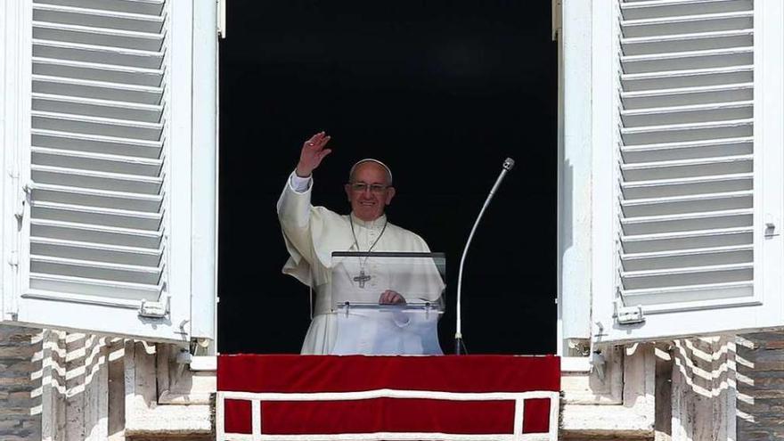 El papa Francisco oficia la misa dominical, ayer, en el Vaticano.