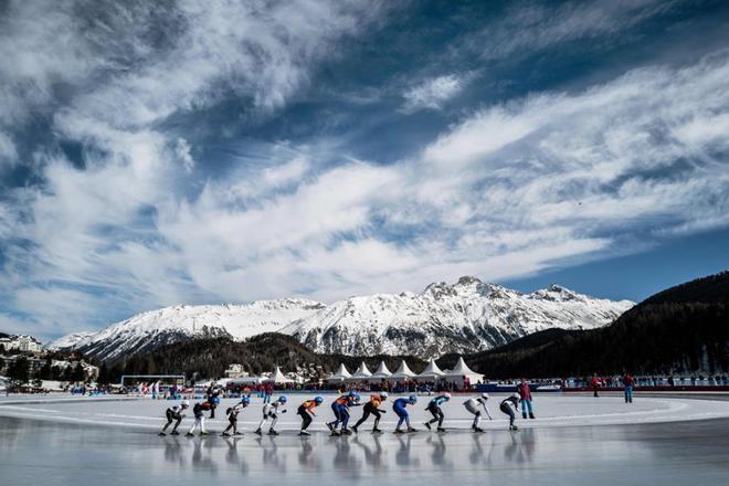 Vista de la competición de la salida de la carrera de 4000m de patinaje de velocidad en  el St. Moritz Speed Skating Oval en St. Moritz, en Lausanne, durante los Winter Youth Olympic Games Lausanne 2020.