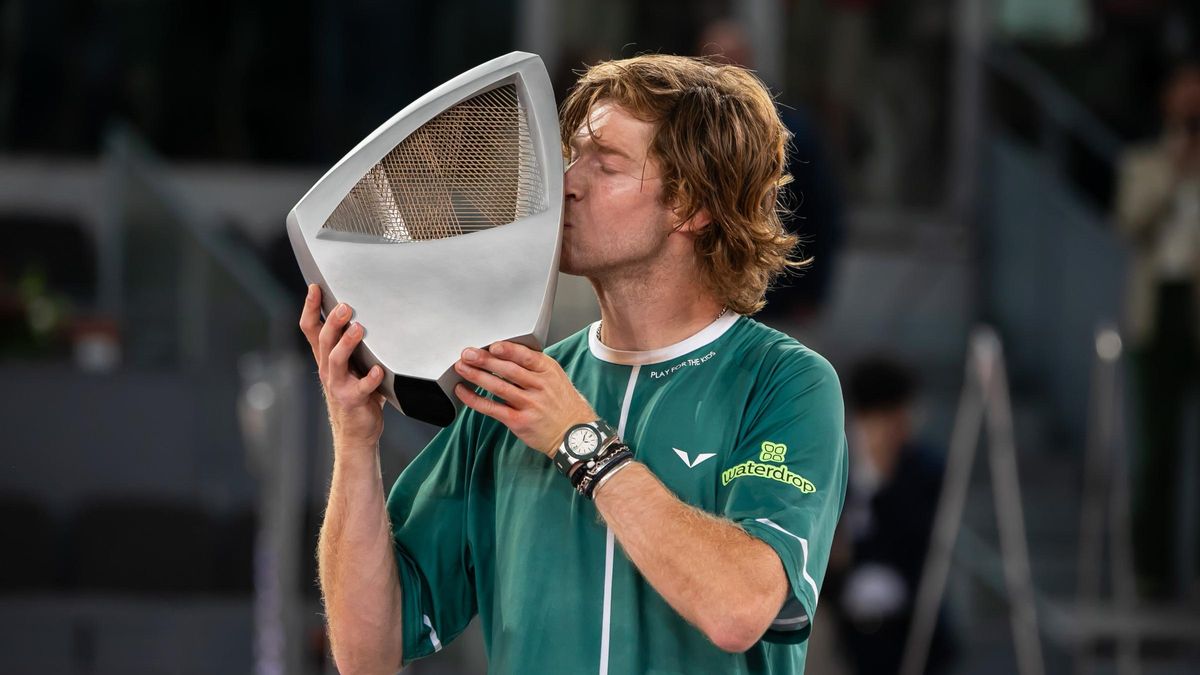 Andrey Rublev, con el trofeo de campeón del Mutua Madrid Open.