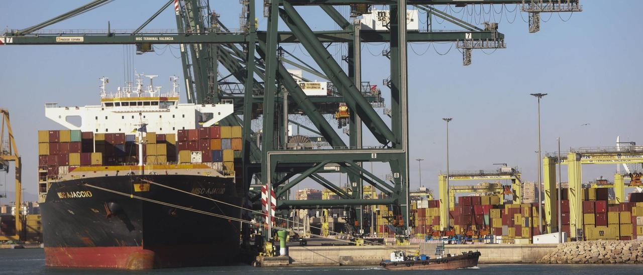 Un barco cargando contenedores en el puerto de València.
