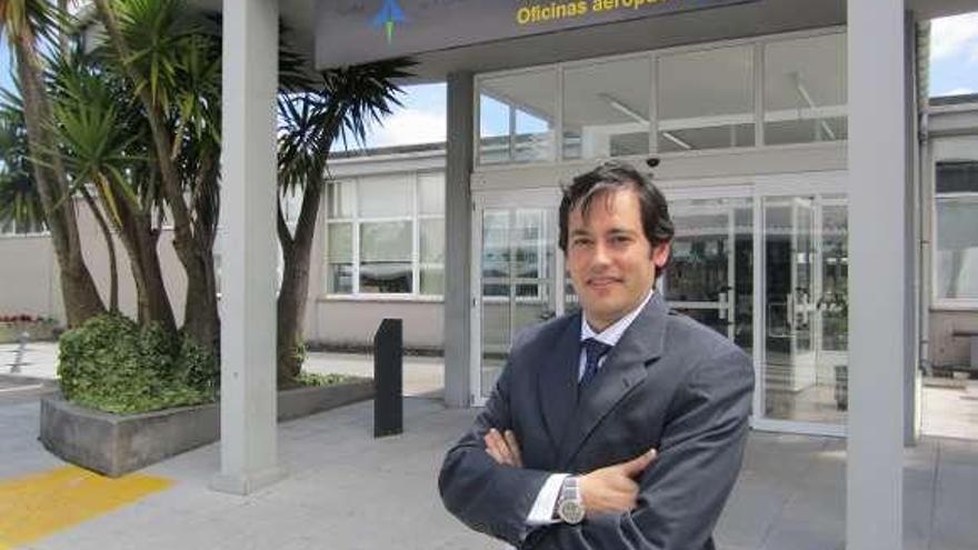 Jesús Campo Hortas en el exterior del aeropuerto de Alvedro. / la opinión