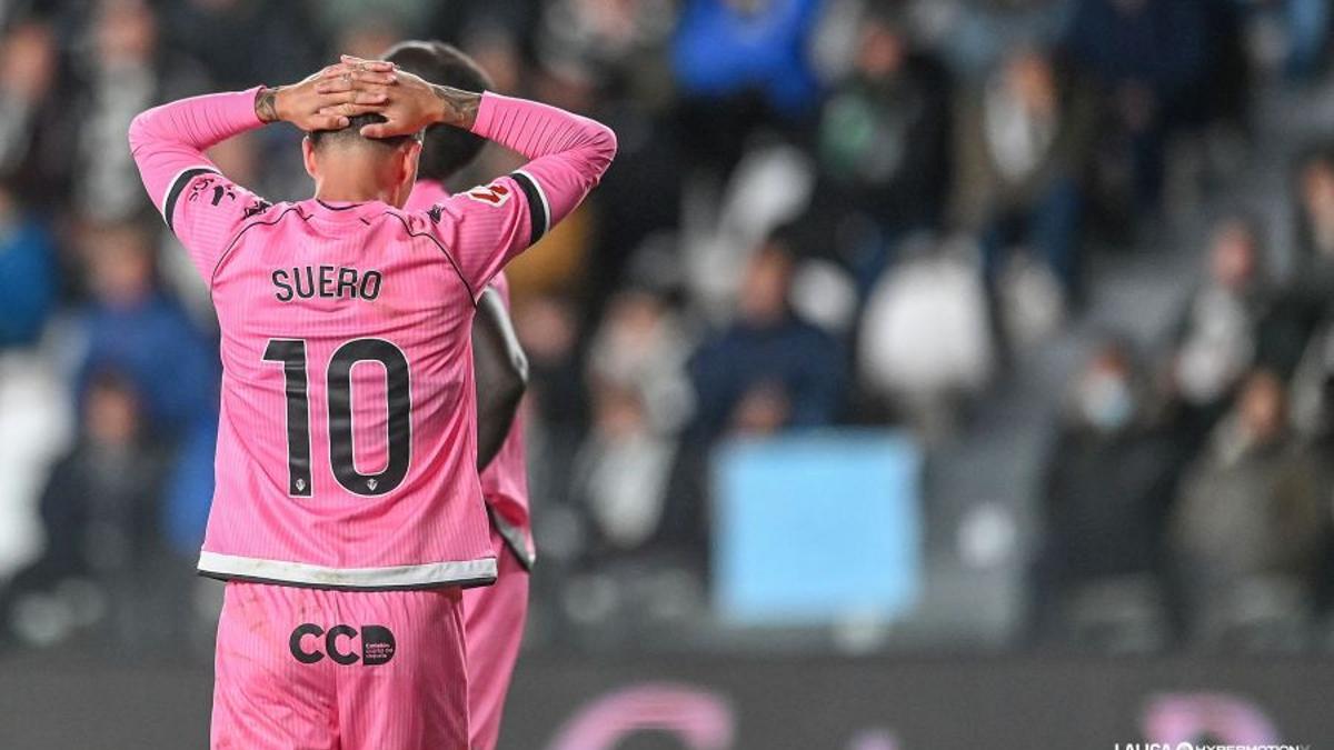 Isra Suero se lamenta tras una ocasión fallada.