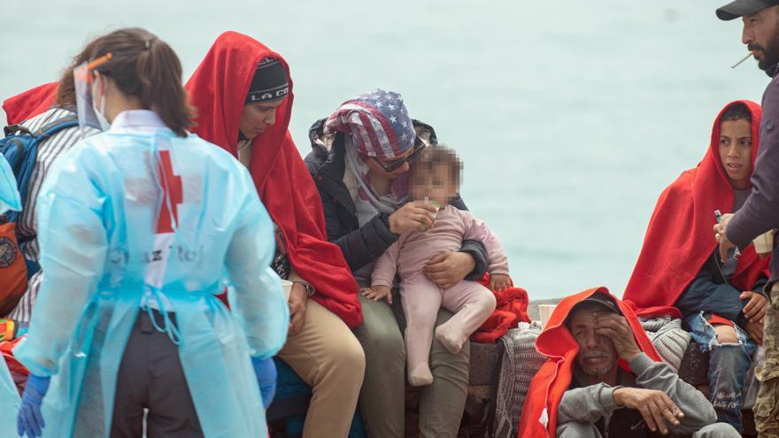 Una patera llega por sus propios medios con 36 migrantes a Punta Mujeres (Lanzarote)