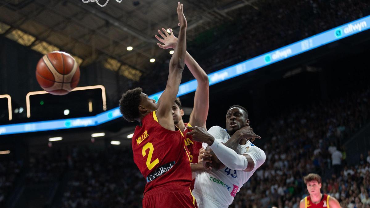 Baba Miller, durante el partido ante Grecia.