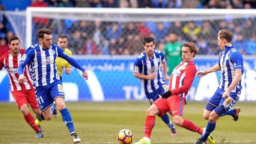 Ibai y Llorente presionan a Griezmann. // Reuters