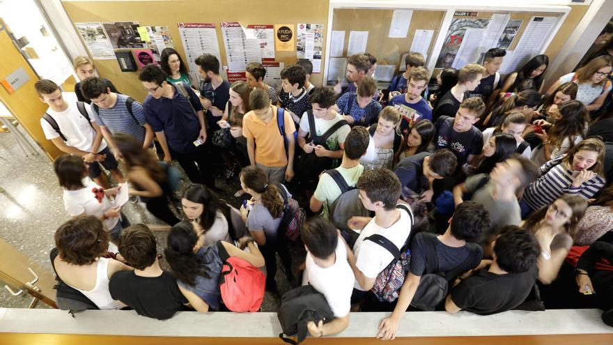 Jóvenes en la Universitat de València.