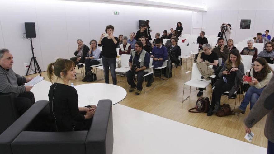 L&#039;assessora d&#039;estètic política Patrycia Centeno en un moment de la conversa a la Biblioteca Carles Rahola