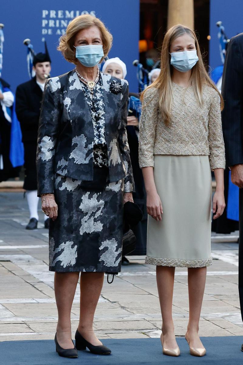 La princesa Leonor posa junto a su abuela, la reina Sofía