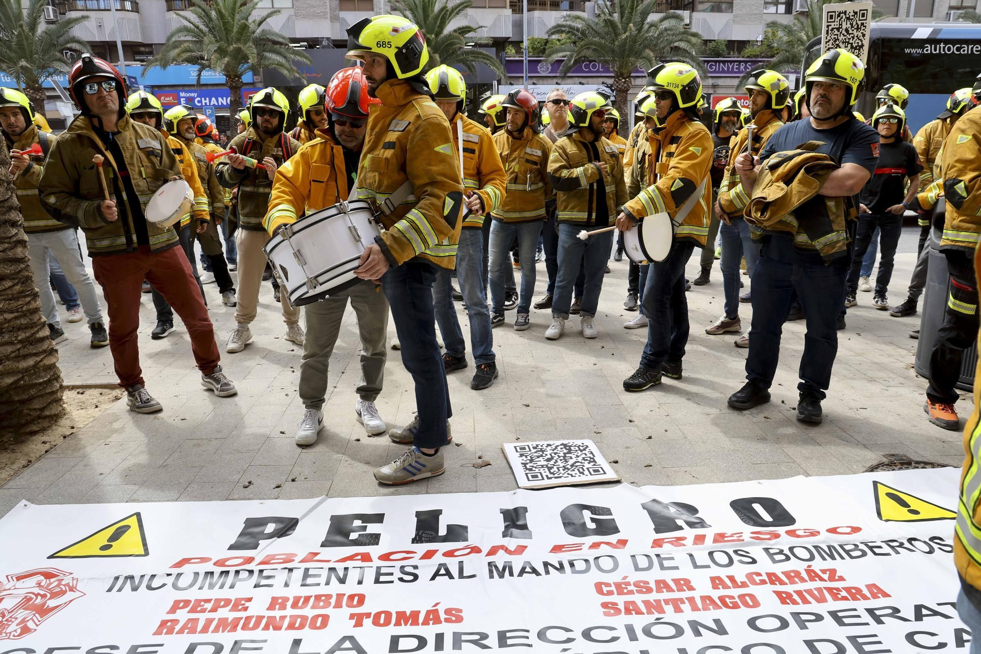 Protesta de los bomberos frente a la Diputación de Alicante