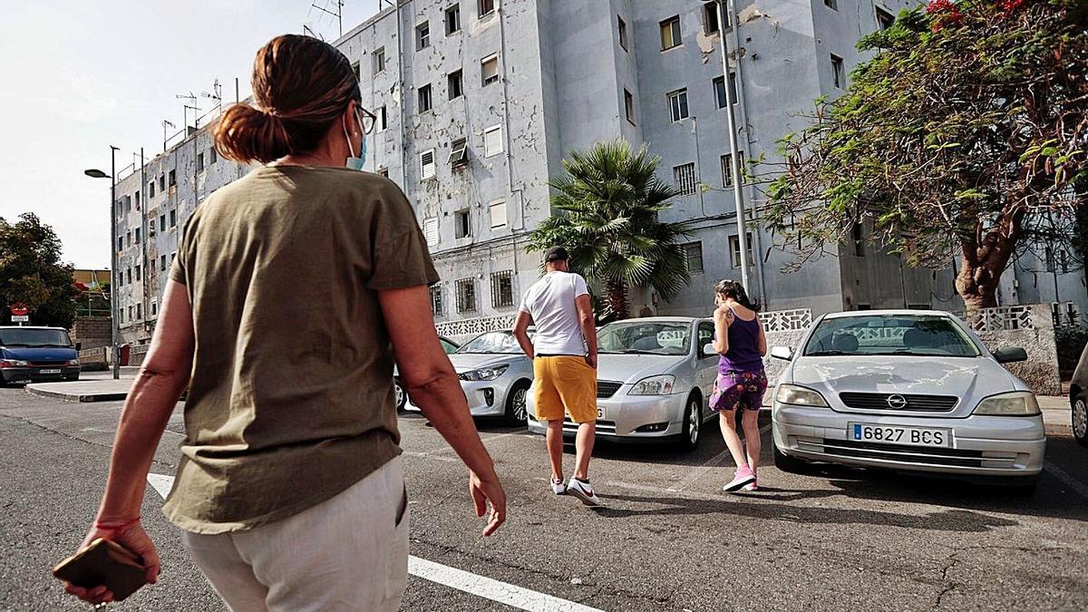 Algunos de los vecinos que descartan cambiarse a la vivienda nueva porque les exigen «mucho dinero». | | MARÍA PISACA