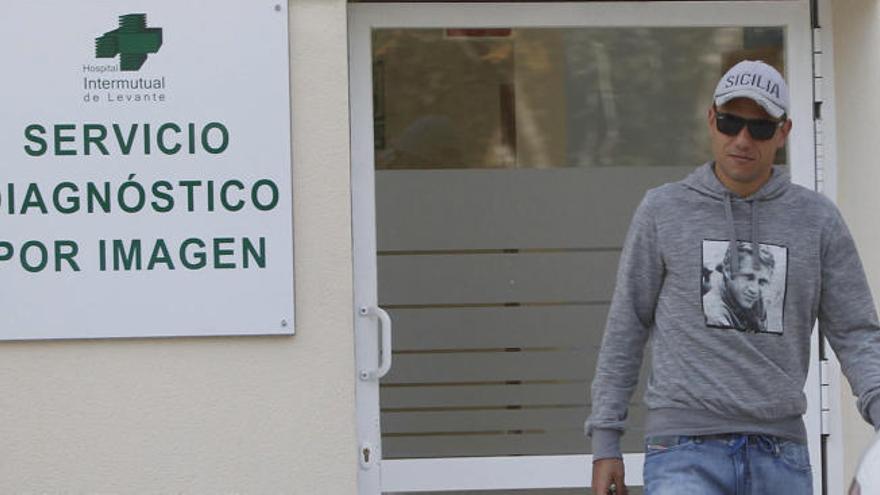 Alves tras someterse a pruebas médicas para determinar el alcance de su lesión