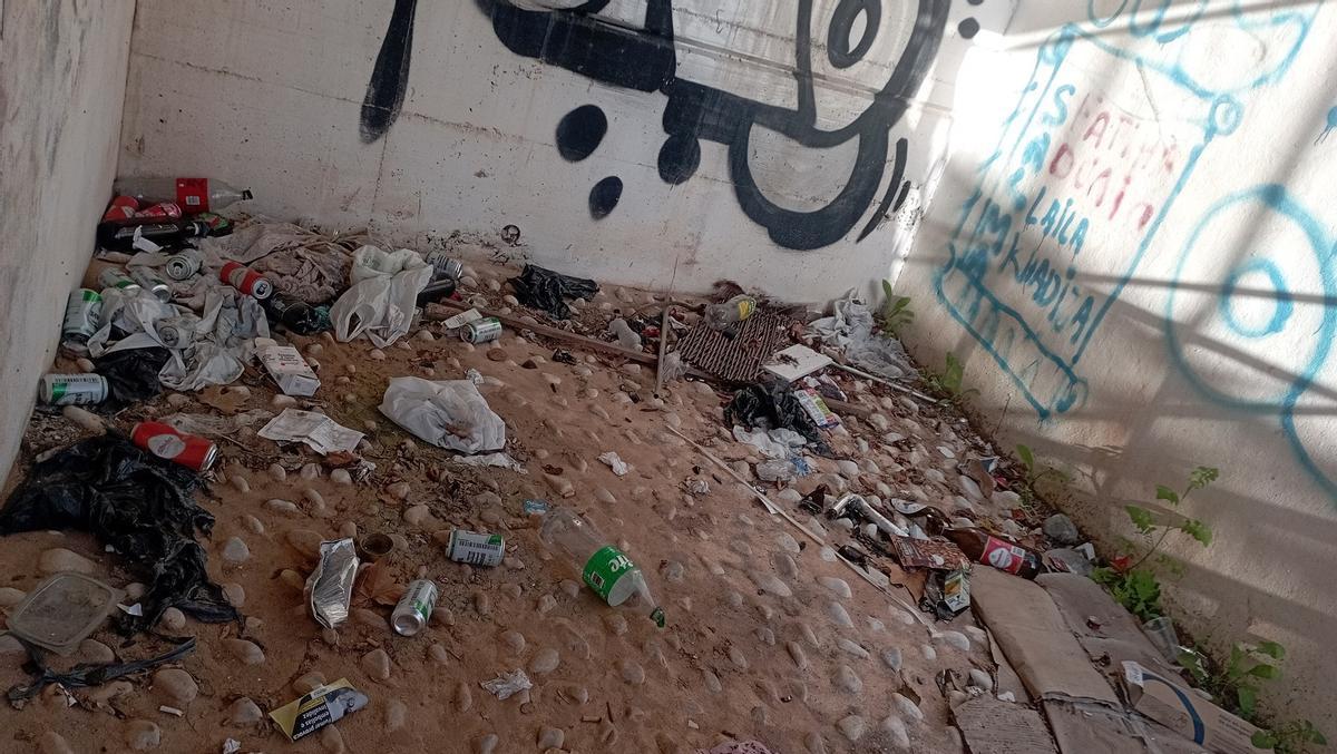 Basura en un rincón vallado de la rampa metálica, la semana pasada.
