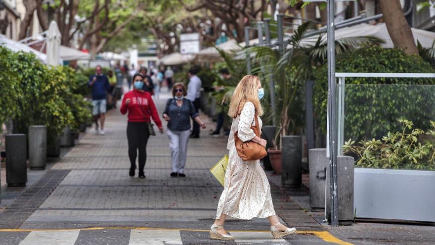 La actividad económica vuelve poco a poco a las calles del centro de Santa Cruz de Tenerife.