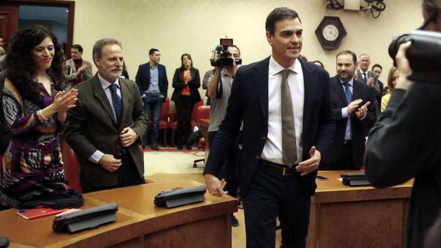 Pedro Sánchez, ayer, al comienzo de la reunión del grupo parlamentario del PSOE. // Reuters