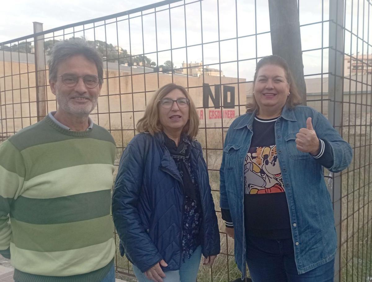Dirigentes vecinales de La Pelusa, con la presidenta Inmaculada de la Torre, en diciembre, junto al solar.
