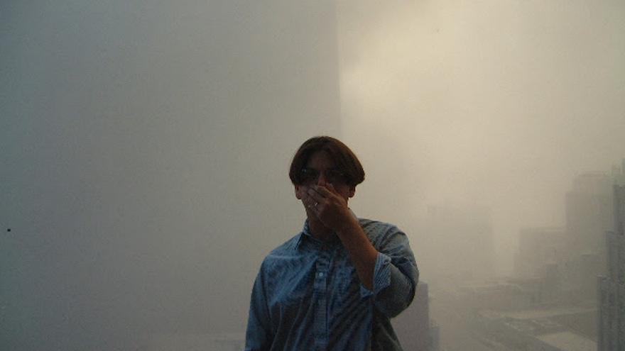 Alexander Mandl camina entre el polvo por las calles de Nueva York el 11 de septiembre de 2001, en una foto de su archivo personal.