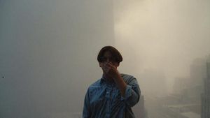 Alexander Mandl camina entre el polvo por las calles de Nueva York el 11 de septiembre de 2001, en una foto de su archivo.