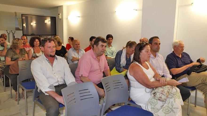 En la segunda fila y de izquierda a derecha, Casadesus, Larroda y Virginia Marí.