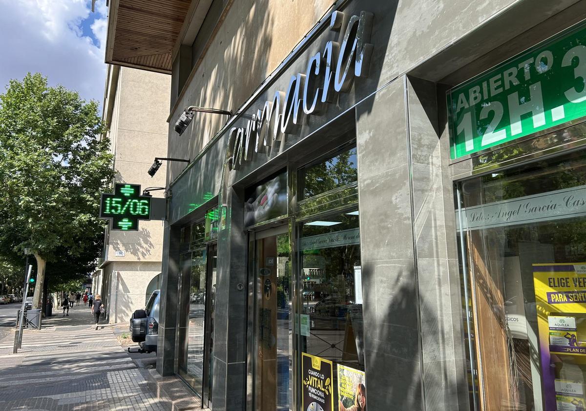 Exterior de la farmacia García-Casillas, situada en la avenida de España.