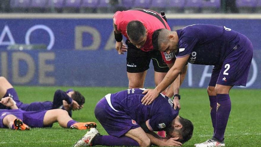 Los futbolistas del Fiorentina se derrumbaron al finalizar el partido y fueron consolados incluso por el árbitro.